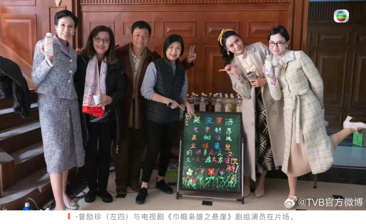 一群人站在室內合影描述已自動生成