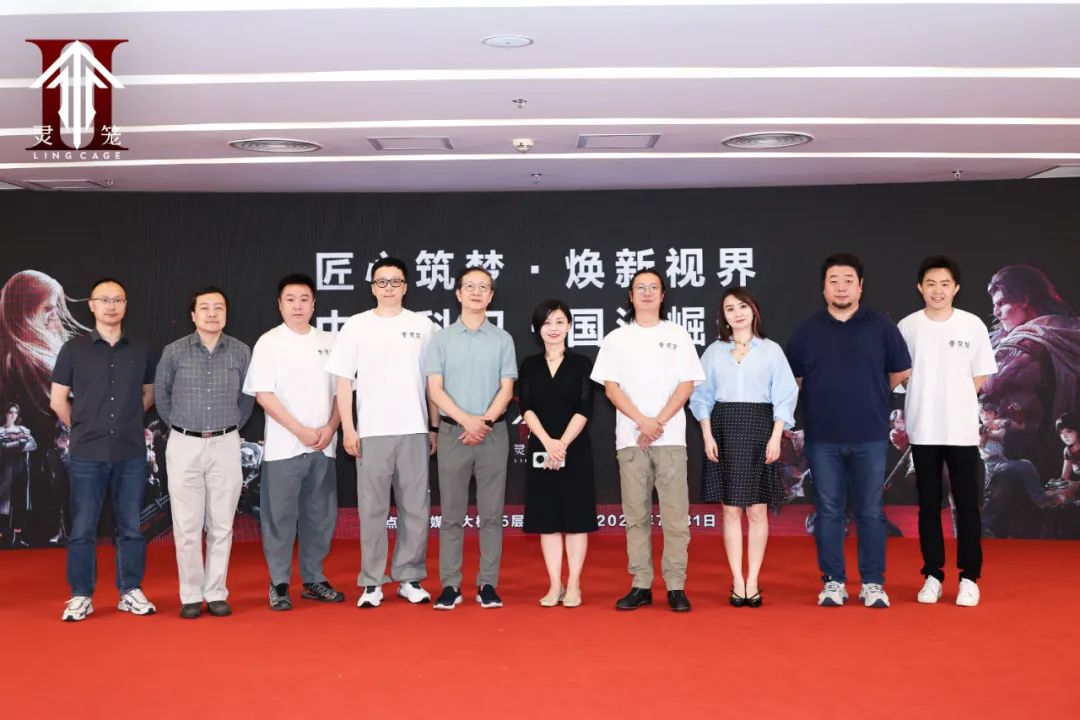一群人站在臺上

中度可信度描述已自動生成