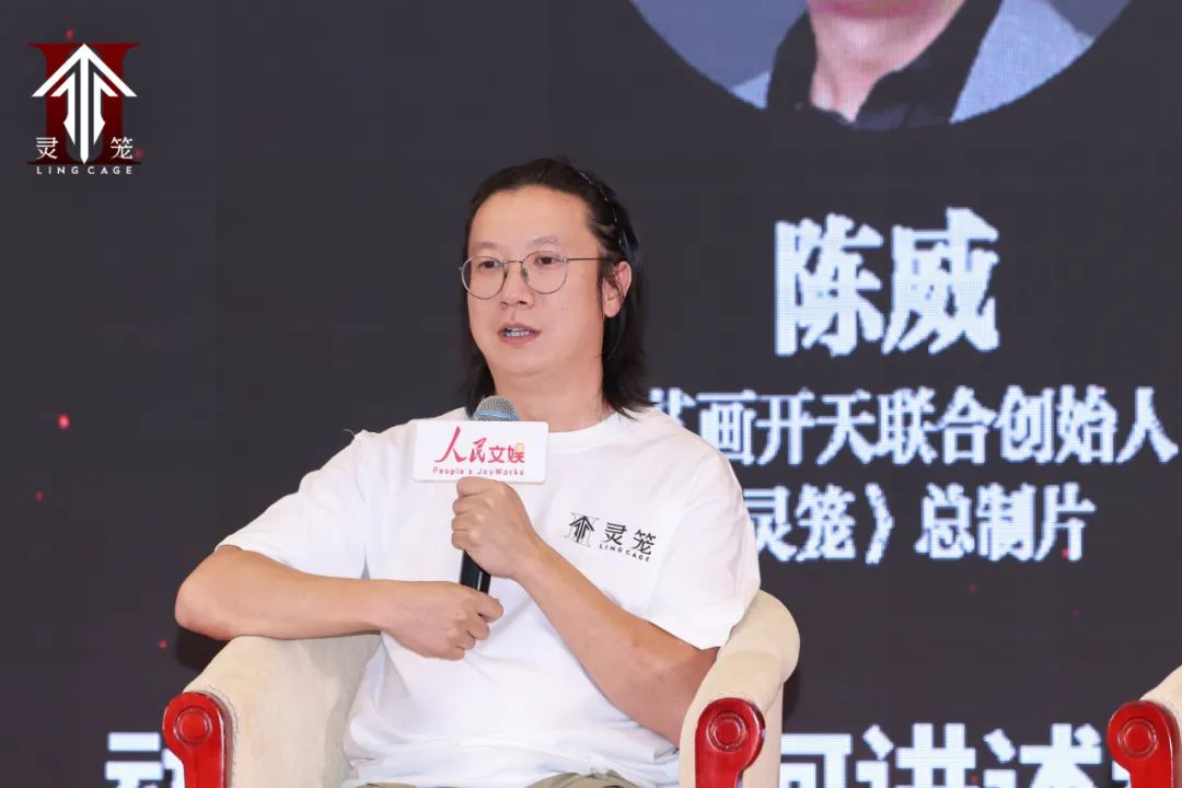 手里拿著男人的照片上寫著字

描述已自動生成