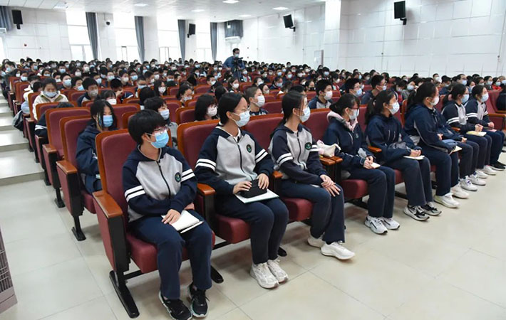 學習二十大精神 永遠跟黨走 奮進新征程 ——北京市第八十中學溫榆河分校全校師生同上一堂思政課