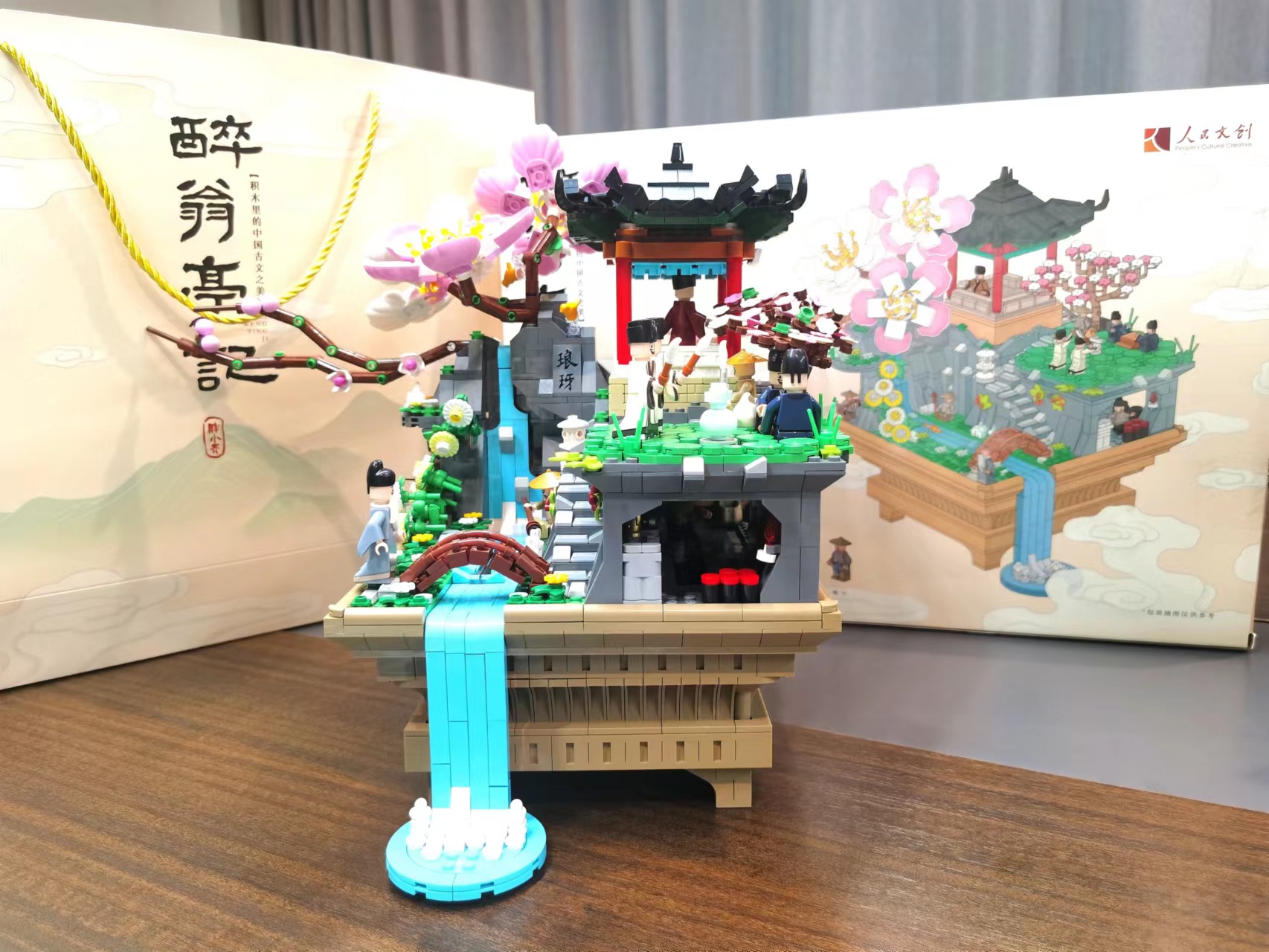 人民文創《醉翁亭記》等多款產品驚喜現身中國國際進口博覽會