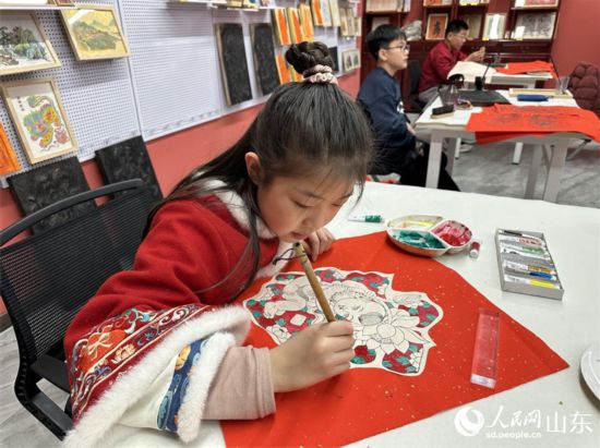 小學生在社教研學項目中給年畫填色。 人民網 喬姝攝