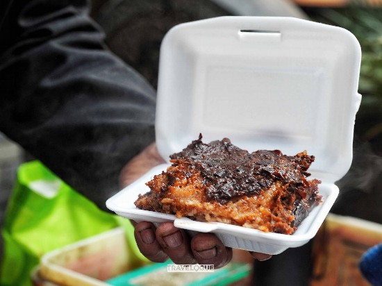 A store sells sticky rice cakes with jujube paste at the Muslim Quarter in Xi'an, Shaanxi Province. /CGTN