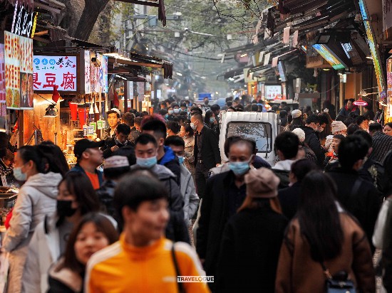 People visit the Muslim Quarter in Xi'an, Shaanxi Province. /CGTN
