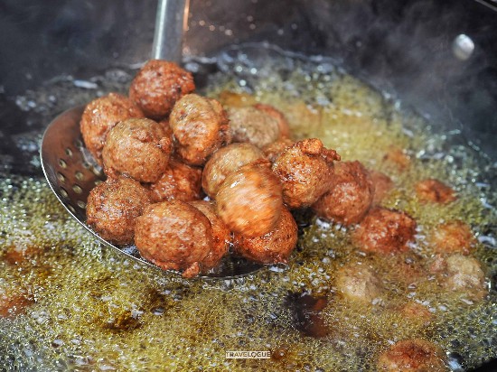 A store sells meatballs at the Muslim Quarter in Xi'an, Shaanxi Province. /CGTN