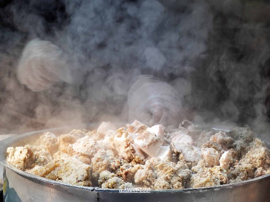 A store sells freshly-cooked snacks at the Muslim Quarter in Xi'an, Shaanxi Province. /CGTN