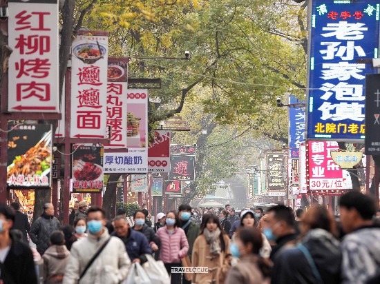 People visit the Muslim Quarter in Xi'an, Shaanxi Province. /CGTN