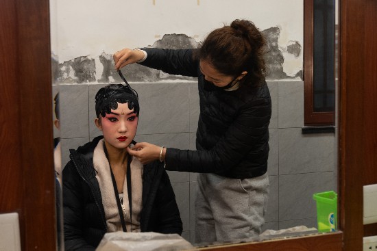 The makeup and costume fitting for the White Snake typically takes around two hours to complete. /CGTN