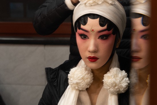 Wan Yuehan, a post-2000s Sichuan Opera actress from The Chongqing Sichuan Opera Theater, brings the legendary Lady White to life in 