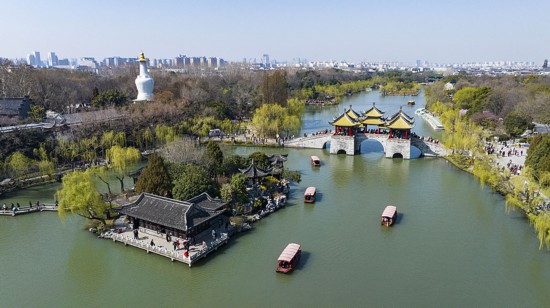 An aerial photo shows the Slender West Lake in spring in Yangzhou, Jiangsu Province, March 19, 2025. /VCG
