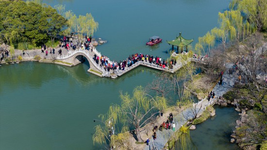 An aerial photo shows the Slender West Lake in spring in Yangzhou, Jiangsu Province, March 19, 2025. /VCG