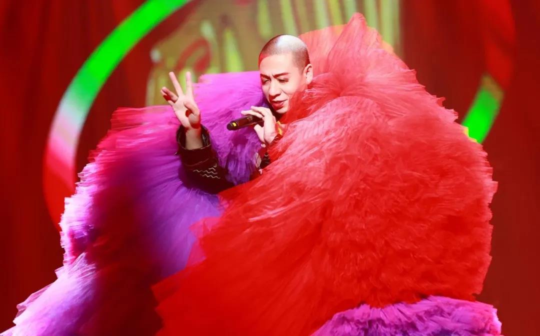 梁龍，在紅塵中滾來(lái)滾去