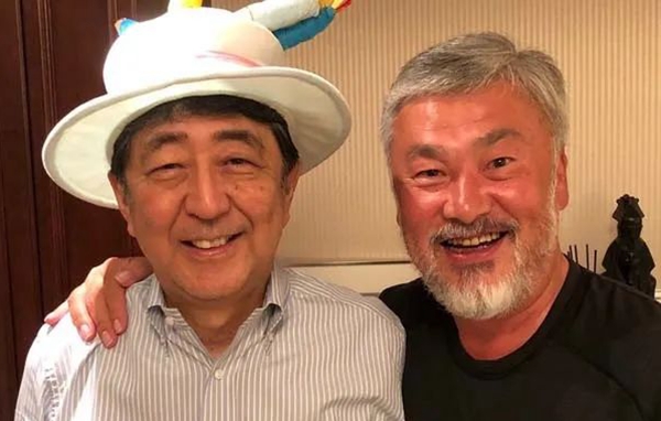 “哪里腐敗哪里就有安倍”，前首相比現任還忙？
