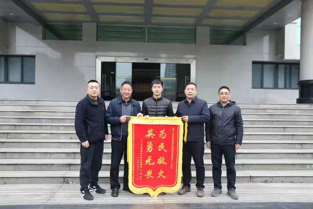 退役、現役軍人聯手，五闖火場化身“救火英雄”
