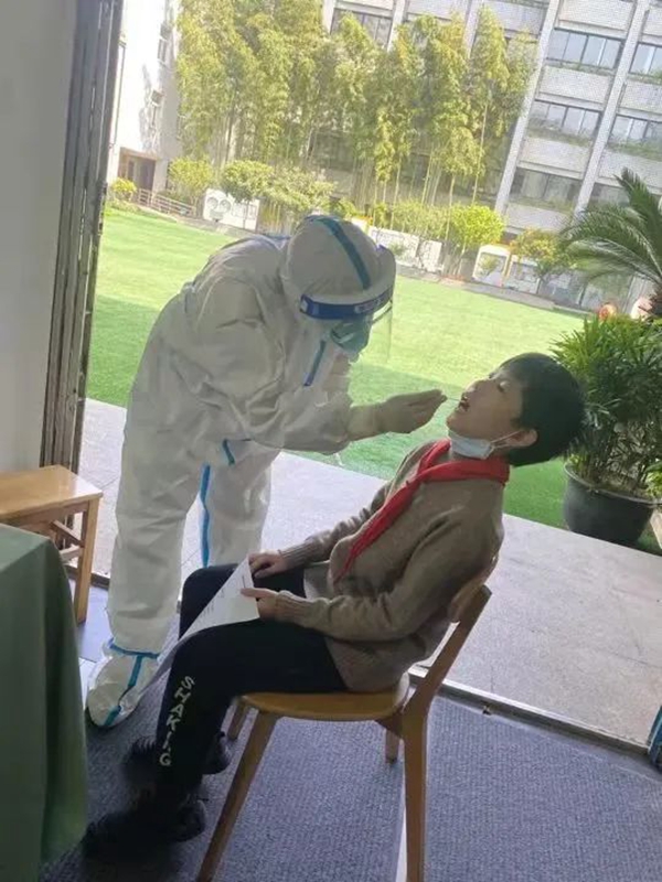 認不出爸媽的他們,怎么還被網友點贊了?