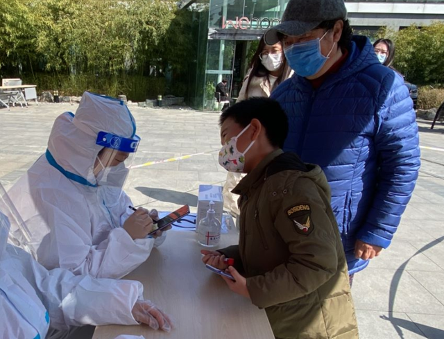 認不出爸媽的他們,怎么還被網友點贊了?