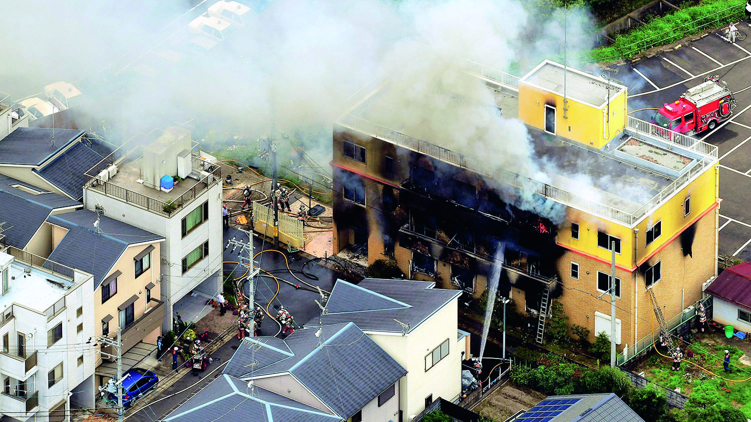 京阿尼縱火犯，被擔架抬入法庭