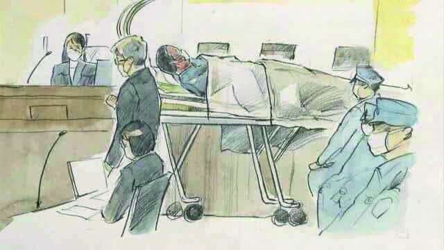 京阿尼縱火犯,被擔架抬入法庭