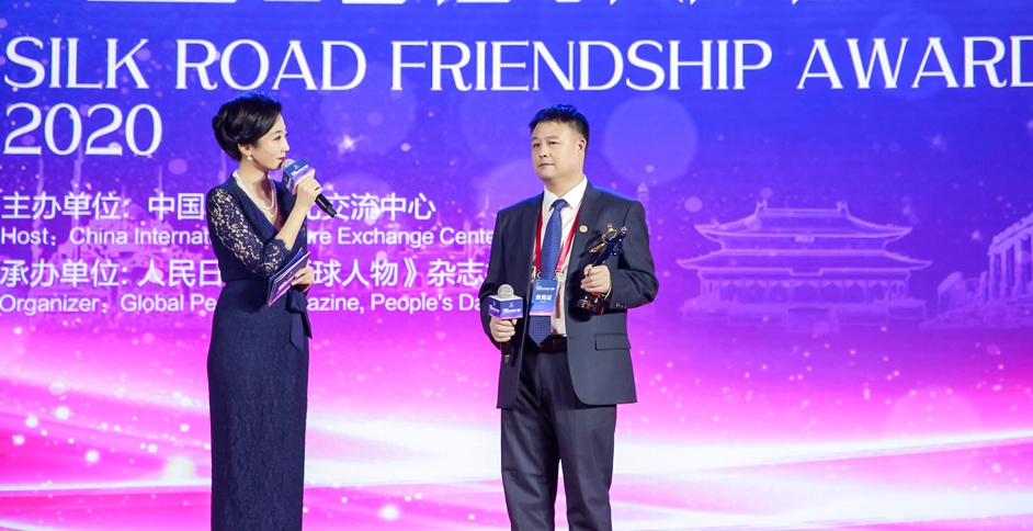 ?獲獎使者所在企業代表代使者接受頒獎