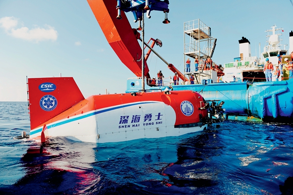 葉聰：帶著國(guó)旗潛入萬(wàn)米海底