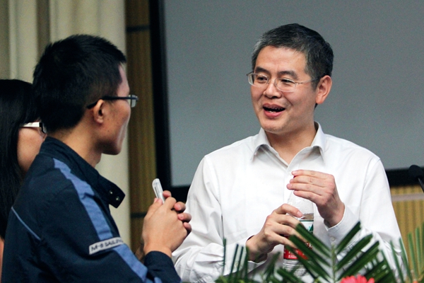 胡偉武:“芯”火相傳,擦干祖國身上的恥辱