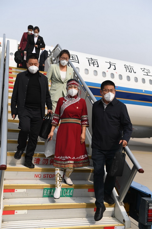 京外二十大代表團陸續抵京