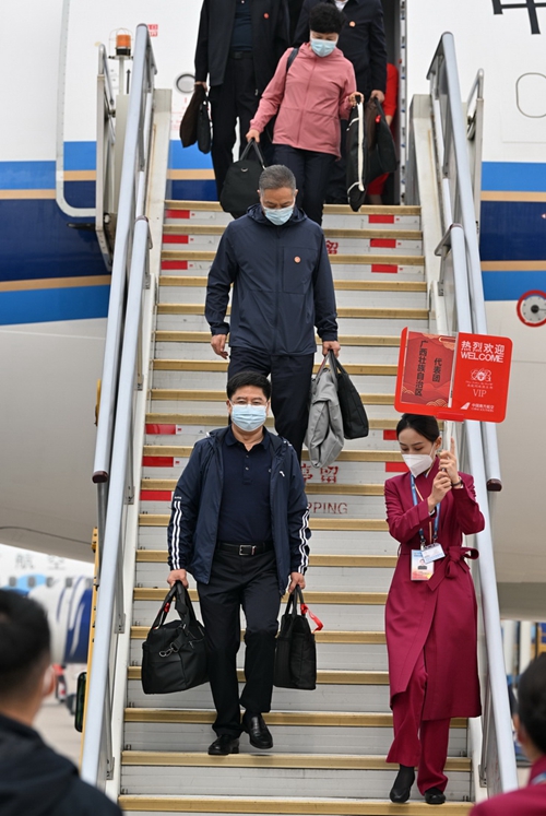 京外二十大代表團陸續抵京