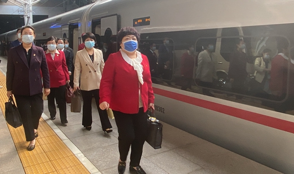 京外二十大代表團陸續抵京
