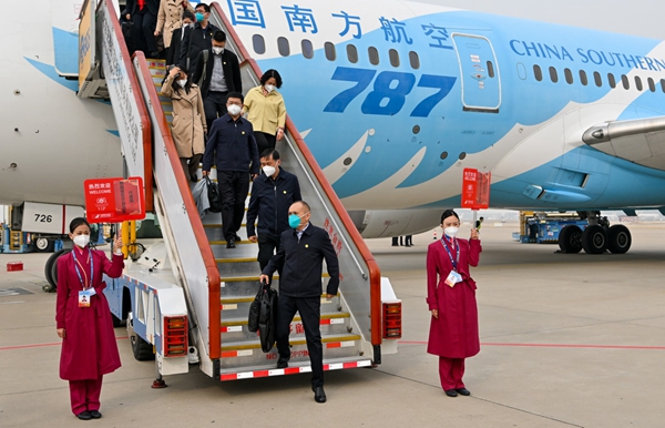 京外二十大代表團陸續抵京