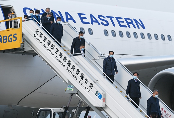 京外二十大代表團陸續抵京