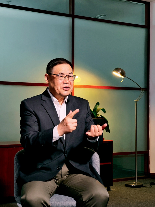 潘家華：“可再生能源，我們‘風’‘光’無限”