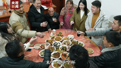 梁順！三年了，你終于帶女朋友回家了！