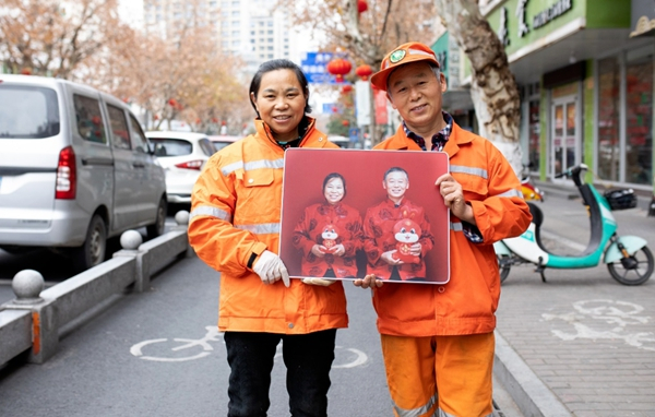12對環衛工人夫婦，收到特別的新春禮物