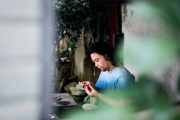 金繕工藝師,化“傷痕”為藝術(shù)
