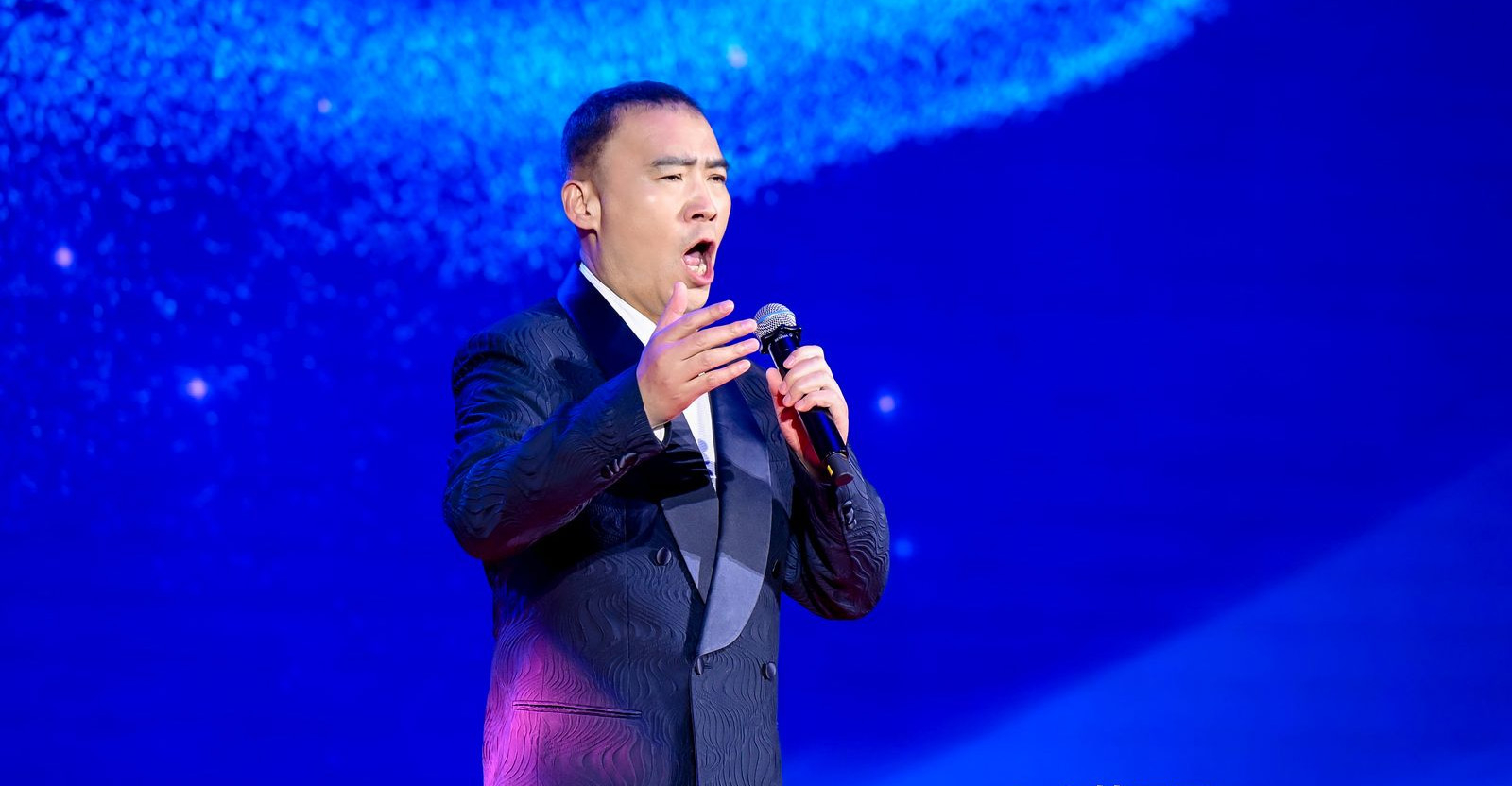 著名歌唱家王鐵剛為盛典獻唱《今夜無人入睡》
