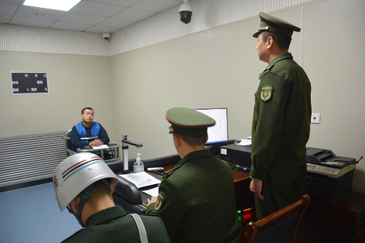 假冒軍人、收集部隊情報與境外勢力接頭……搶劫時被抓獲！