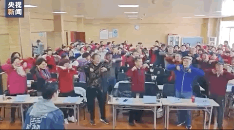 “老師，咱奶第一天來上課，沒哭吧？” 九江老年大學聲樂課視頻“火出圈”