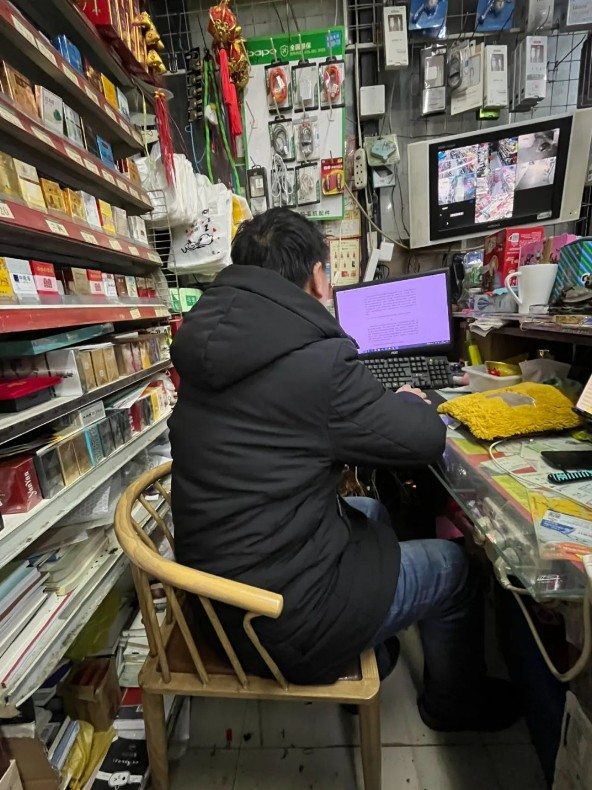 王計兵，55歲，一名詩人、農(nóng)民工、外賣員