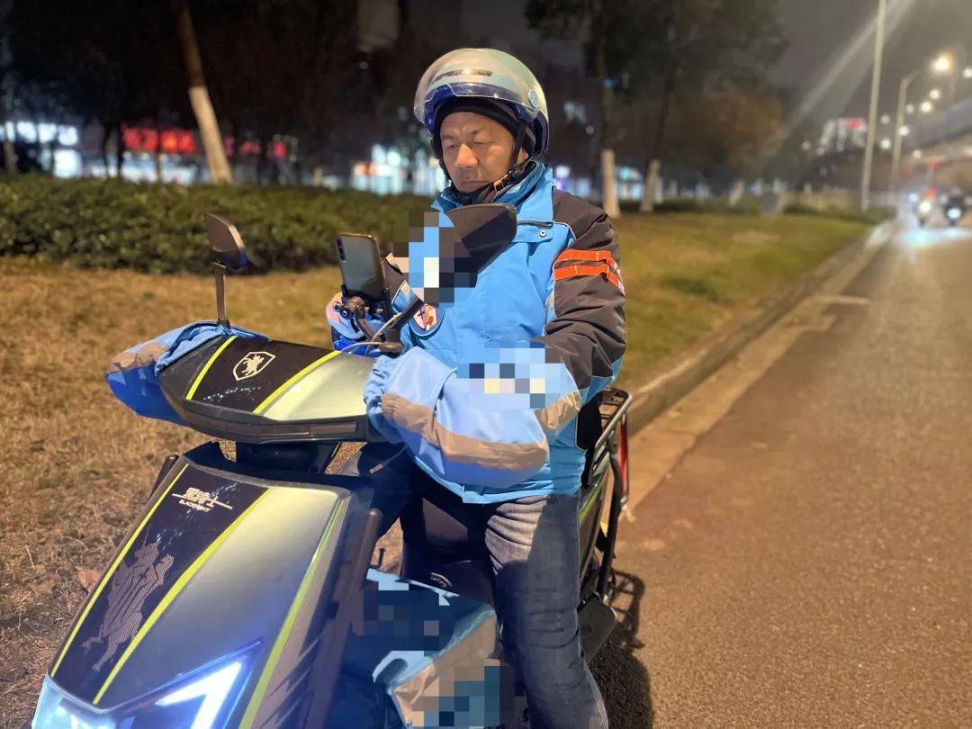 王計兵，55歲，一名詩人、農(nóng)民工、外賣員
