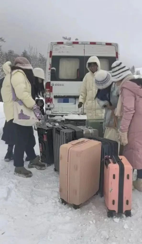 游客遇到“一動不動的雪人”！敬禮那一下眼淚都下來了