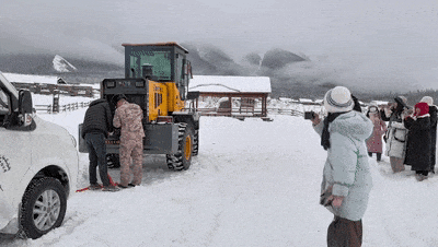 游客遇到“一動不動的雪人”！敬禮那一下眼淚都下來了