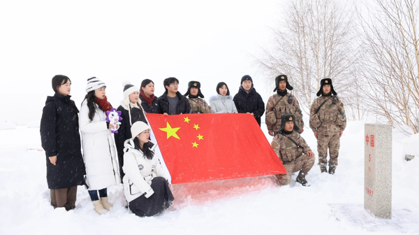 游客遇到“一動不動的雪人”！敬禮那一下眼淚都下來了