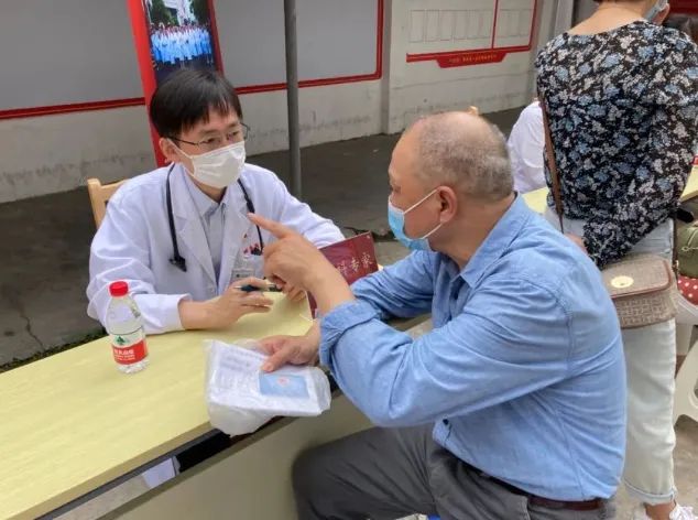 飛機延誤20分鐘，但他走進機艙時，掌聲響起……
