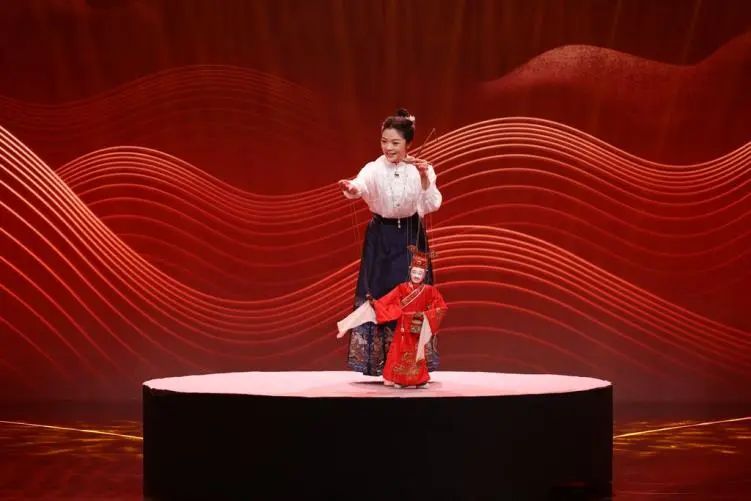 靠打工支持演員夢，她用22年終于登上央視舞臺