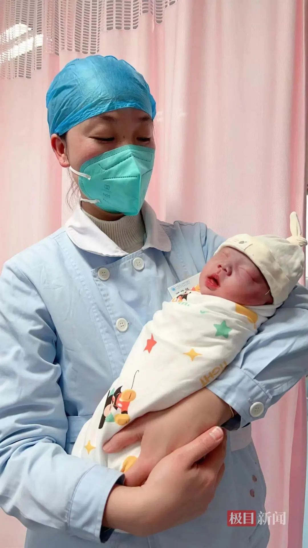 孕婦凌晨3點臨產！最后400米，用“雪橇”拖