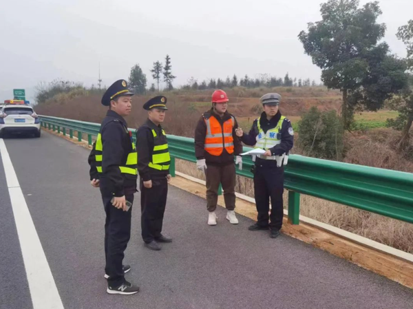 恭喜！交警石磊求婚成功