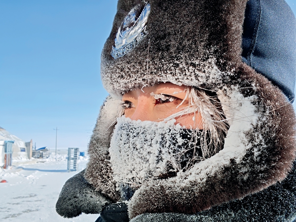 化個“冰雪妝”，騎馬去巡邊