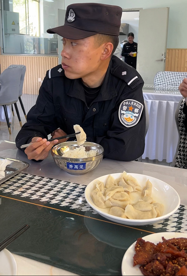這頓飯，戍邊民警只吃了一口就哭了