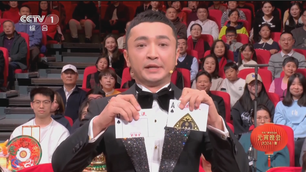 “小尼的撲克牌終于對上了”