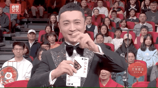 “小尼的撲克牌終于對上了”